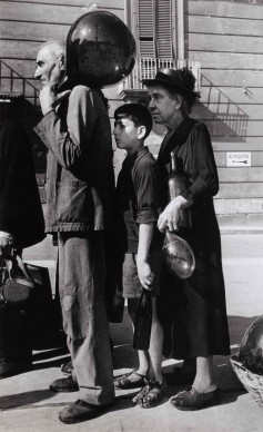In coda per l’acqua in una via di Napoli, ottobre 1943. Photograph by Robert Capa. © International Center of Photography/Magnum – Collection of the Hungarian National Museum