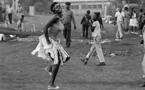 Santu Mofokeng, Comrade-Sister, White City Jabavu (c.1985), dalla serie ‘Townships’, stampa ai pigmenti © The Santu Mofokeng Foundation, Images courtesy Lunetta Bartz, MAKER, Johannesburg