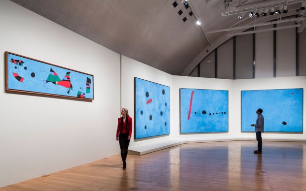 Joan Miró. Painting Walls Painting Worlds, veduta della mostra © Schirn Kunsthalle Frankfurt, 2016. Photo: Norbert Miguletz