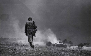 Soldato americano in perlustrazione nei dintorni di Troina, 4-5 agosto 1943. Photograph by Robert Capa. © International Center of Photography/Magnum – Collection of the Hungarian National Museum