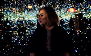 adele canta nella infinity room di yayoi kusama broad museum
