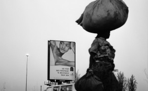 Santu Mofokeng, Dove Lady #4, Orlando East, Soweto (2002), dalla serie ‘Billboards’, stampa ai pigmenti © The Santu Mofokeng Foundation, Images courtesy Lunetta Bartz, MAKER, Johannesburg