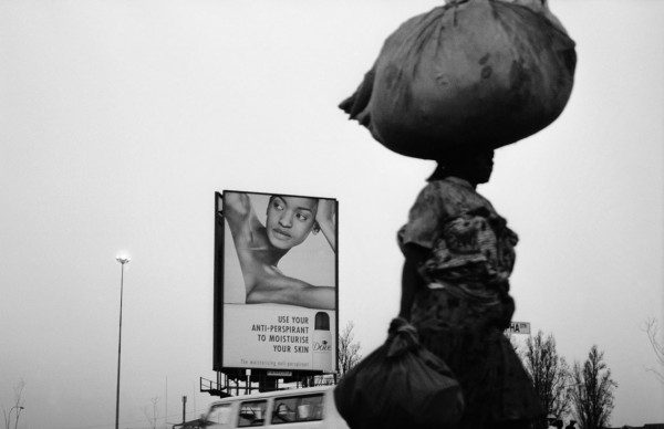 Santu Mofokeng,  Dove Lady #4, Orlando East, Soweto (2002), dalla serie ‘Billboards’, stampa ai pigmenti © The Santu Mofokeng Foundation, Images courtesy Lunetta Bartz, MAKER, Johannesburg