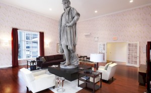 Tatzu Nishi (alias Taturo Atzu) Discovering Columbus (New York), 2012 impalcatura, monumento, stanza arredata Columbus Circle, New York Foto: Go Sugimoto