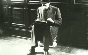 Indro Montanelli in una foto storica, al ritorno da Budapest nel 1956.