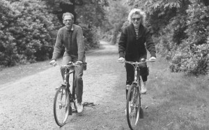 Arthur Miller e Marilyn Monroe in bicicletta a Windsor Park, a Londra, nell'agosto del 1956 (Photo by Mondadori Portfolio via Getty Images)