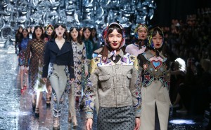 Mary Katrantzou, collezione Autunno/Inverno 2016, Mercedes-Benz Fashion Week Cina, 27 marzo 2016