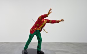 Yinka Shonibare, MBE, Impaled Aristocrat, 2013, manichino in fibra di vetro, cotone olandese stampato, pelle, spada, orologio da tasca, basamento in acciaio. Londra, courtesy Yinka Shonibare e Blain|Southern Gallery