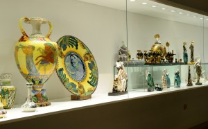 MIC Museo Internazionale Ceramica Faenza Bacheca con Achille Calezi e Francesco Nonni