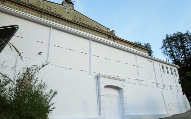 Daniel González, Paper Building, 2016, Fondazione La Fabbrica del Cioccolato, Dangio-Torre (Svizzera), courtesy dell'artista