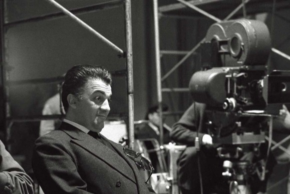 Federico Fellini davanti alla cinepresa, sul set de La dolce vita, nel 1959 (Photo by Mario De Biasi/Mondadori Portfolio via Getty Images)