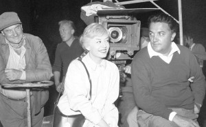 Federico Fellini e Giulietta Masina sul set de Le notti di Cabiria, nel 1957 (Photo by Mondadori Portfolio via Getty Images)