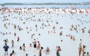 Massimo-Vitali-Piscinão-de-Ramos-Brazil-4731-2013-chromogenic-print-on-Diasec-182-x-226-cm-courtesy-the-artist-and-Ronchini-Gallery