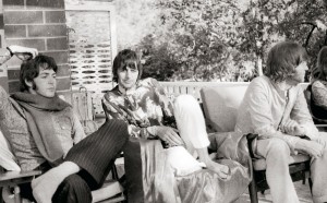 Pattie Boyd, Paul McCartney, Ringo Starr e John Lennon in India, 1968