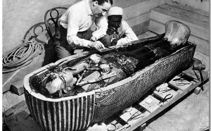 apertura sarcofago Tutankhamon faraone antico egitto