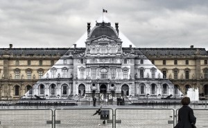 jr collage foto anamorfico piramide louvre sparita