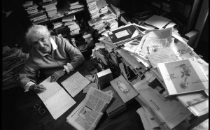 Lalla Romano nella sua casa a Milano, 1996, fotografia di Vincenzo Cottinelli