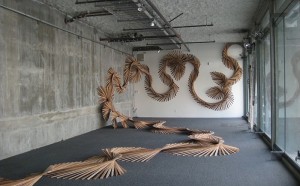 Barbara Holmes installazione legno di scarto riciclo San Francisco