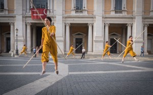 Bryony Roberts, Corpo Estraneo, performance in piazza del Campidoglio, Roma, 2016, con la collaborazione di American Academy in Rome