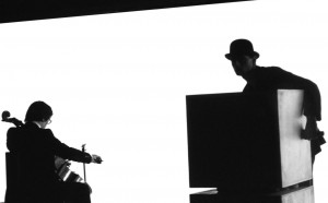 Gruppo Ouroboros, “Winnie dello sguardo” di Pier’Alli, musiche di Sylvano Bussotti, nella foto: al violoncello Settimio Guadagni,C.R.T. di via Dini, Milano © Silvia Lelli e Roberto Masotti