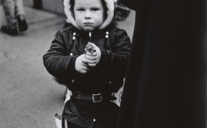 Diane Arbus, Kid in a hood ed jacket aiming a gun, N.Y.C. 1957 © The Estate of Diane Arbus, LLC. All Rights Reserved