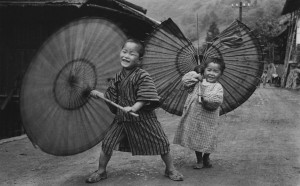 Domon Ken, Bambini che fanno roteare gli ombrelli, Ogochimura, 1937