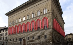 Firenze Palazzo Strozzi Reframe/Nuova cornice, 2016, PVC, policarbonato, gomma, cm 650 x 325 x 75 ciascuno (22 gommoni di salvataggio). Courtesy Ai Weiwei Studio