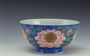 Tazza con motivi di fiori e rose cinesi a smalti falangcai Dinastia Qing, era Kangxi (1662-1722) - Altezza 7,5 cm, diametro bocca 14,7 cm, diametro base 6,7 cm - Shanghai Museum