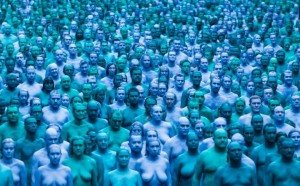 spencer tunick see of hull performance corpi dipinti blu