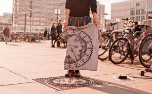 street-serigraphy Raubdruckerin stampa tessuto tombini città