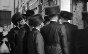 Ferdinando Scianna, Partecipanti alla cerimonia di Shabbat della Comunità Chabad-Lubavitch verso la cena sabbatica © Ferdinando Scianna / Magnum Photos