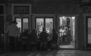 Ferdinando Scianna, Cena di Shabbat nella sede del gruppo Chabad-Lubavitch © Ferdinando Scianna / Magnum Photos
