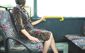 Menja Stevenson performance mezzi pubblici vestiti tessuti rivestimento