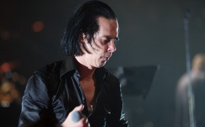 Nick Cave live nel 2013 by Bruce fonte Flickr