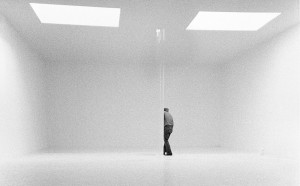 Robert Irwin in Venice Studio 1970 / disappearing behind prism