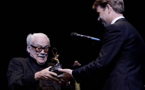 'Toots' Thielemans (L) receives the Jazz award 2009 in Amsterdam on August 11, 2009. AFP PHOTO/ANP/Rick NEDERSTIGT