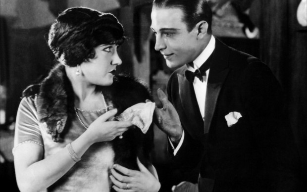Gloria Swanson e Rodolfo Valentino in una scena del film L'età di amare, regia di Sam Wood, 1922
