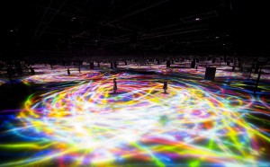 teamlab drawing on water surface stagno carpe koi virtuali luci