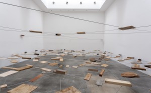 Left-Behind Situation (Shachi Jōkyō), 1972/2012 Legno, pietra, acciaio, fune metallica 152,4 x 596,3 x 789,3 cm Veduta dell’installazione, Blum & Poe, Los Angeles, 2012 Courtesy dell’artista e Blum & Poe, Los Angeles/New York/Tokyo Foto: Joshua White