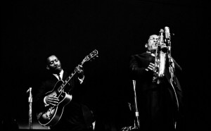 John Coltrane e Wes Montgomery al Monterey Jazz Festival del 1961, photo by Jim Marshall
