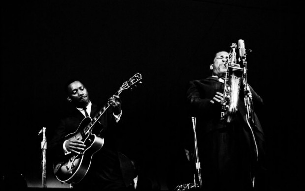 John Coltrane e Wes Montgomery al Monterey Jazz Festival del 1961, photo by Jim Marshall