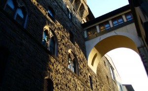 Via-della-Ninna-fra-Palazzo-Vecchio-e-gli-Uffizi firenze collegamento aereo