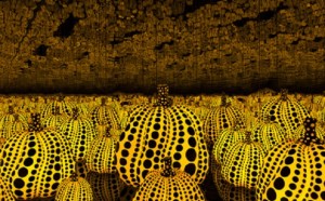 Yayoi Kusama, All the Eternal Love I Have for the Pumpkins, 2016, legno, specchio, plastica, acrilico, LED, 292,4x415x415 cm, edizione di 3 prove più 1 dell'artista, courtesy: Kusama Enterprise, Ota Fine Arts, Tokyo/Singapore and Victoria Miro, London, © Yayoi Kusama. Photography by Thierry Bal