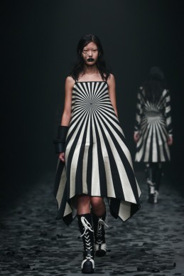 Le creazioni dello stilista Gareth Pugh alla Mercedes-Benz China Fashion Week