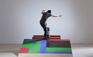 Skateboarders vs Minimalism, 2015 - H.D. Video 1.79:1, colore, suono Performers: Rodney Mullen, Hilary Thompson, Jesus Esteban Registrazioni video: Judd Overton Stills fotografici: Alex Kershaw Musiche: Kazumichi Grime e Phillip Glass Islands (Glassworks)© 1981 Dunvagen Music Publishers Inc., Courtesy of Orange Mountain Music. per gentile concessione di Music Sales Group. Commissionato da Catriona and Simon Mordant AM per il quarantesimo anniversario del Sydney Festival.