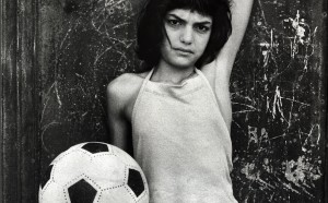 Letizia Battaglia, La bambina con il pallone, quartiere la Cala, Palermo, 1980. Courtesy l'artista