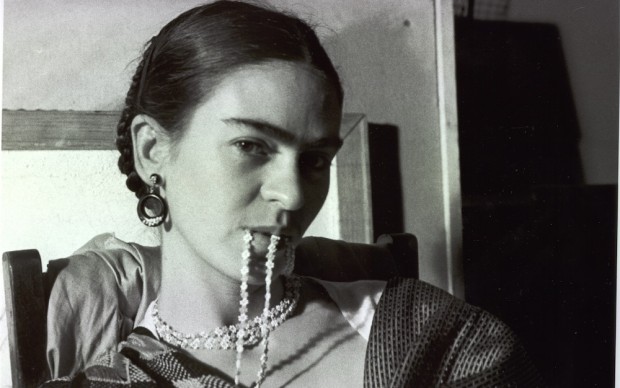 Frida Biting Her Necklace, New Workers School, NYC 1933 © Lucienne Bloch