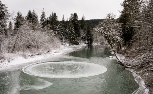 Kaylyn Messer, lastra di ghiaccio circolare sul fiume