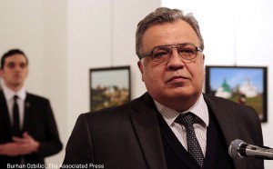 Andrei Karlov, l'ambasciatore russo in Turchia, pochi istanti prima che l'attentatore lo uccida (AP Photo/Burhan Ozbilici)