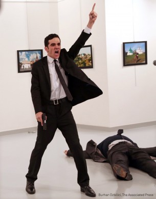 L'assassinio dell'ambasciatore russo in Turchia (AP Photo/Burhan Ozbilici)